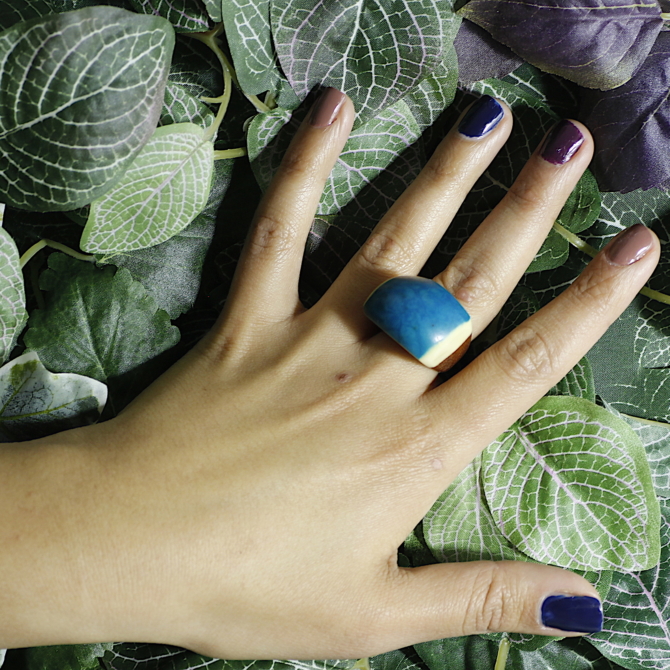 artesania-bejarano_anillo-madera-taguagrande-azul-1.jpeg blank