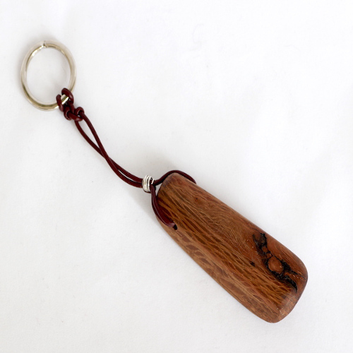 artesania-bejarano_llavero-madera-louis.jpg blank
