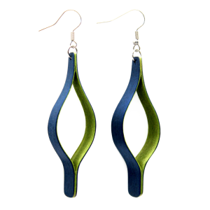 pendientes grandes de madera artesanal en azul y verde enganche en acero