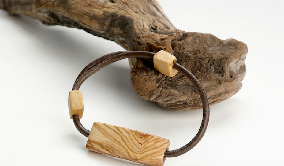 Joyería en Madera Sostenible pulsera en madera de Olivo cierre regulable en cuero marrón